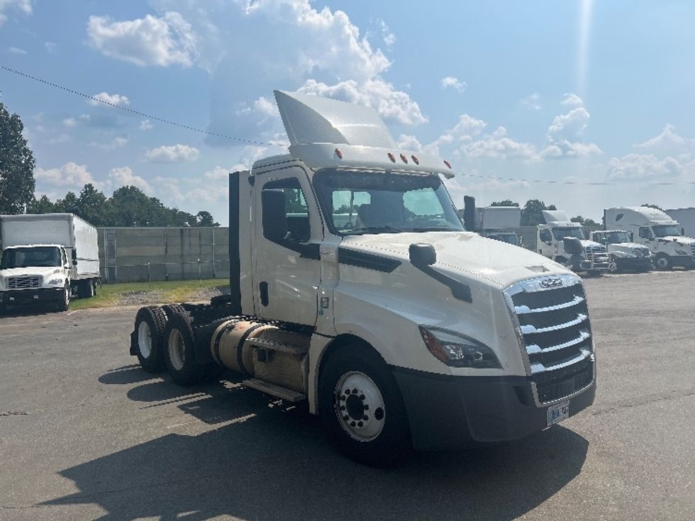 Day Cab Tractor-Heavy Duty Tractors-Freightliner-2018-T12664ST-Mebane-NC-311,282\n\t\tmiles-$ 55,250 - Image 1