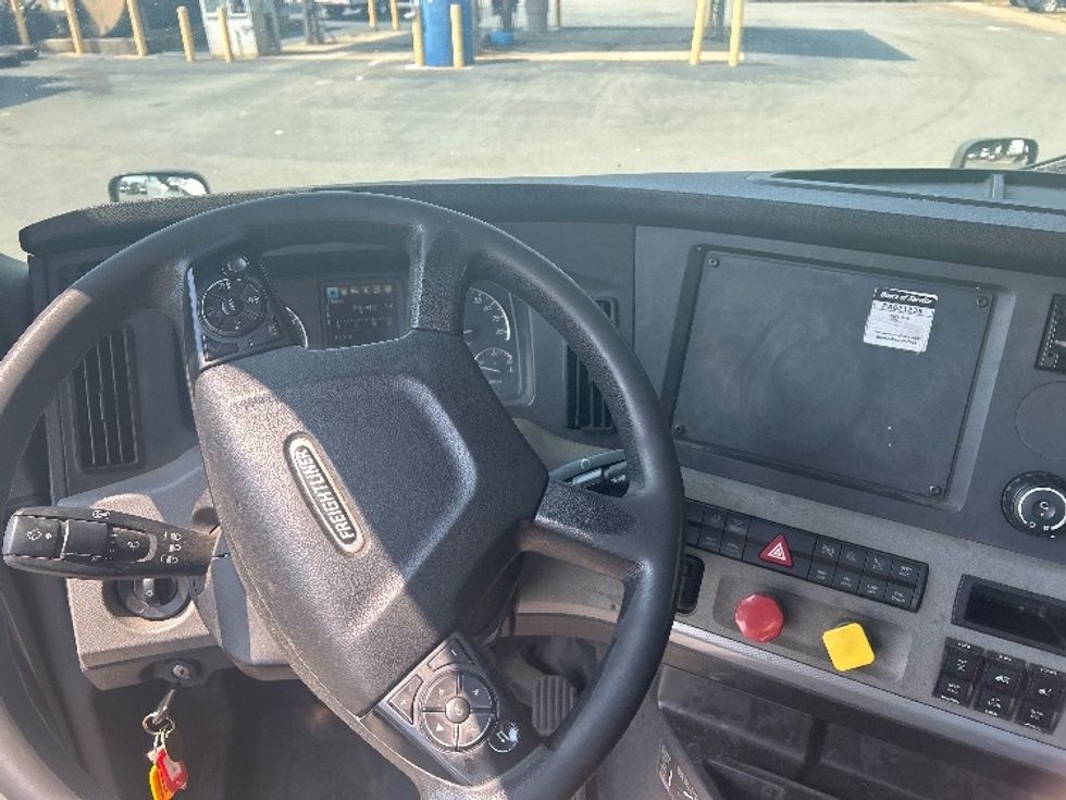 Day Cab Tractor-Heavy Duty Tractors-Freightliner-2018-T12664ST-Mebane-NC-311,282\n\t\tmiles-$ 55,250 - Image 10