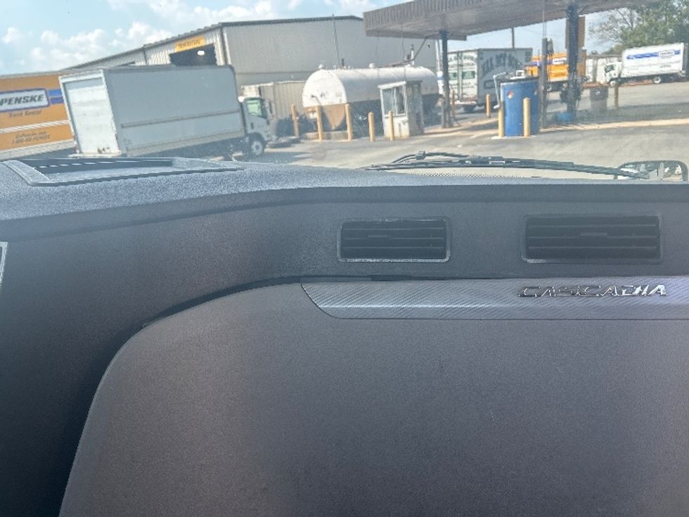 Day Cab Tractor-Heavy Duty Tractors-Freightliner-2018-T12664ST-Mebane-NC-311,282\n\t\tmiles-$ 55,250 - Image 12