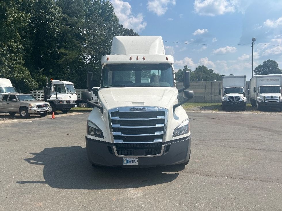 Day Cab Tractor-Heavy Duty Tractors-Freightliner-2018-T12664ST-Mebane-NC-311,282\n\t\tmiles-$ 55,250 - Image 2