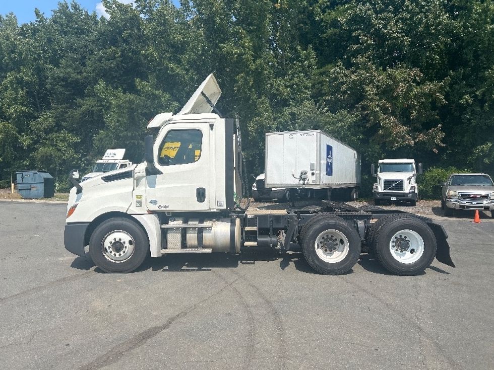 Day Cab Tractor-Heavy Duty Tractors-Freightliner-2018-T12664ST-Mebane-NC-311,282\n\t\tmiles-$ 55,250 - Image 4