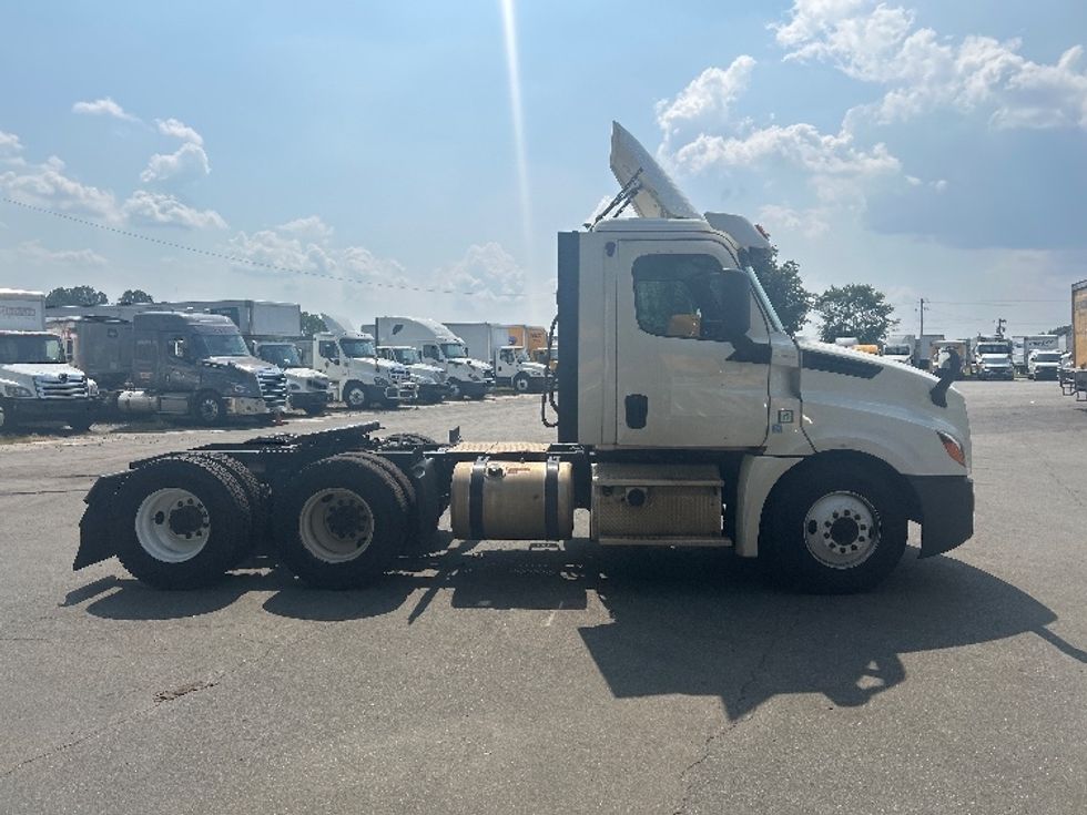 Day Cab Tractor-Heavy Duty Tractors-Freightliner-2018-T12664ST-Mebane-NC-311,282\n\t\tmiles-$ 55,250 - Image 7