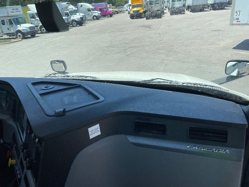 Day Cab Tractor-Heavy Duty Tractors-Freightliner-2018-T12664ST-Mebane-NC-458,322\n\t\tmiles-$ 47,250 - Image 12