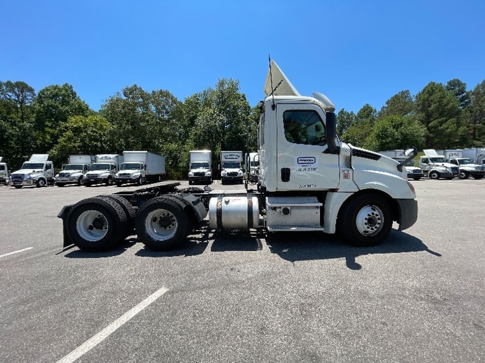 Day Cab Tractor-Heavy Duty Tractors-Freightliner-2018-T12664ST-Mebane-NC-458,322\n\t\tmiles-$ 47,250 - Image 7