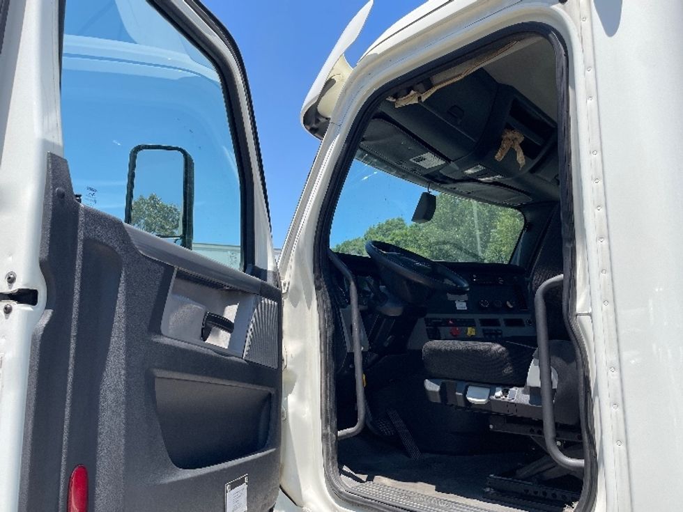 Day Cab Tractor-Heavy Duty Tractors-Freightliner-2018-T12664ST-Mebane-NC-458,322\n\t\tmiles-$ 47,250 - Image 8