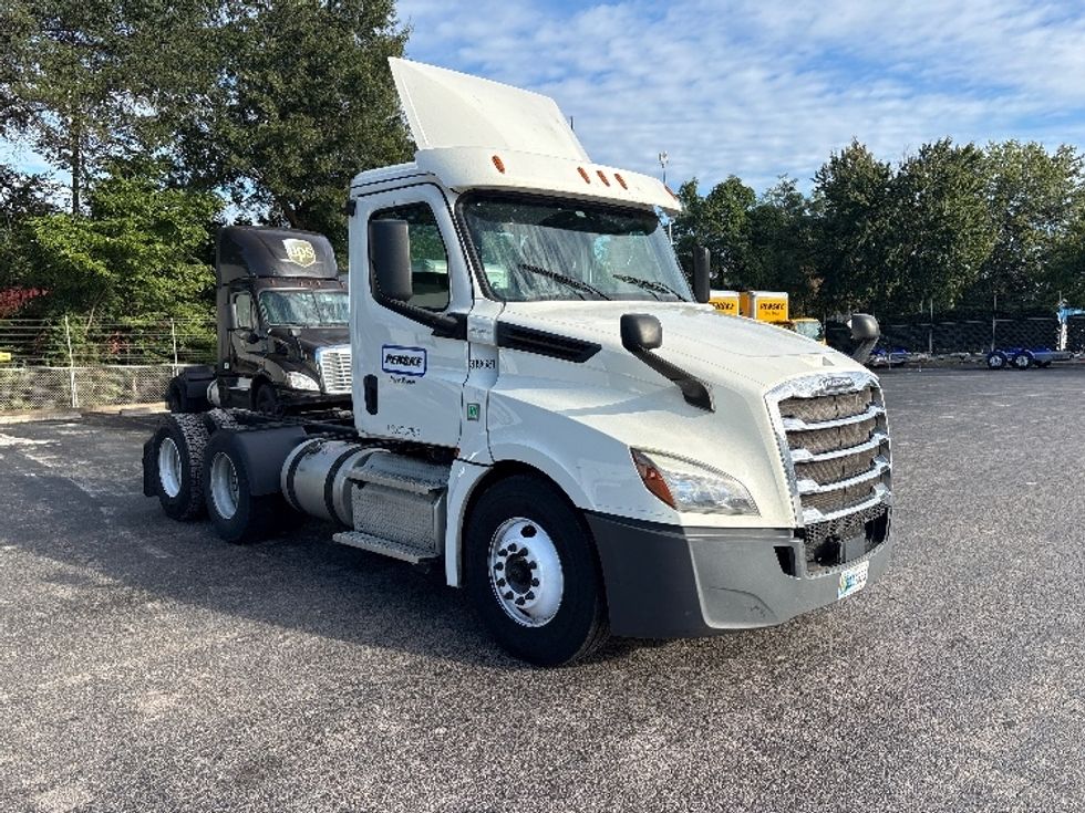 Day Cab Tractor-Heavy Duty Tractors-Freightliner-2018-T12664ST-Mebane-NC-472,417\n\t\tmiles-$ 38,500 - Image 1