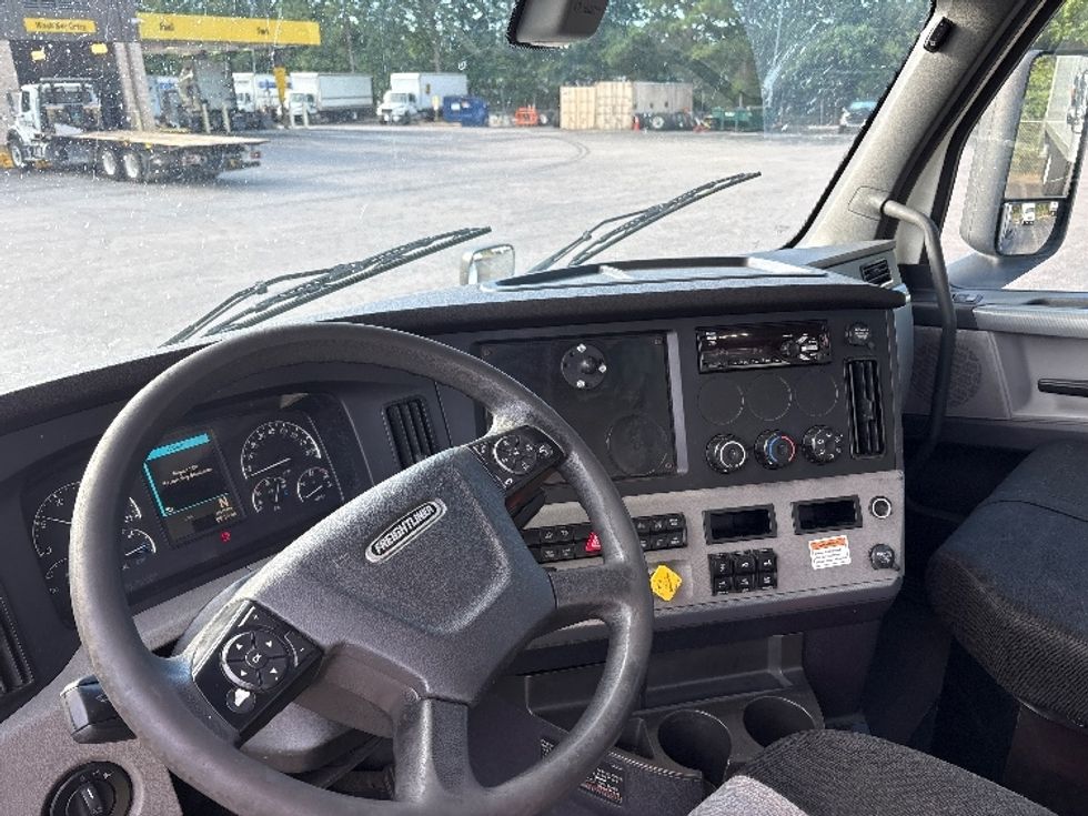 Day Cab Tractor-Heavy Duty Tractors-Freightliner-2018-T12664ST-Mebane-NC-472,417\n\t\tmiles-$ 38,500 - Image 10