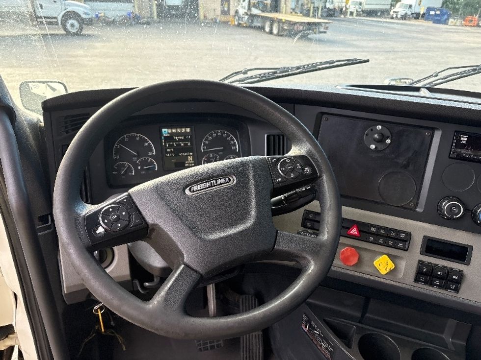 Day Cab Tractor-Heavy Duty Tractors-Freightliner-2018-T12664ST-Mebane-NC-472,417\n\t\tmiles-$ 38,500 - Image 11