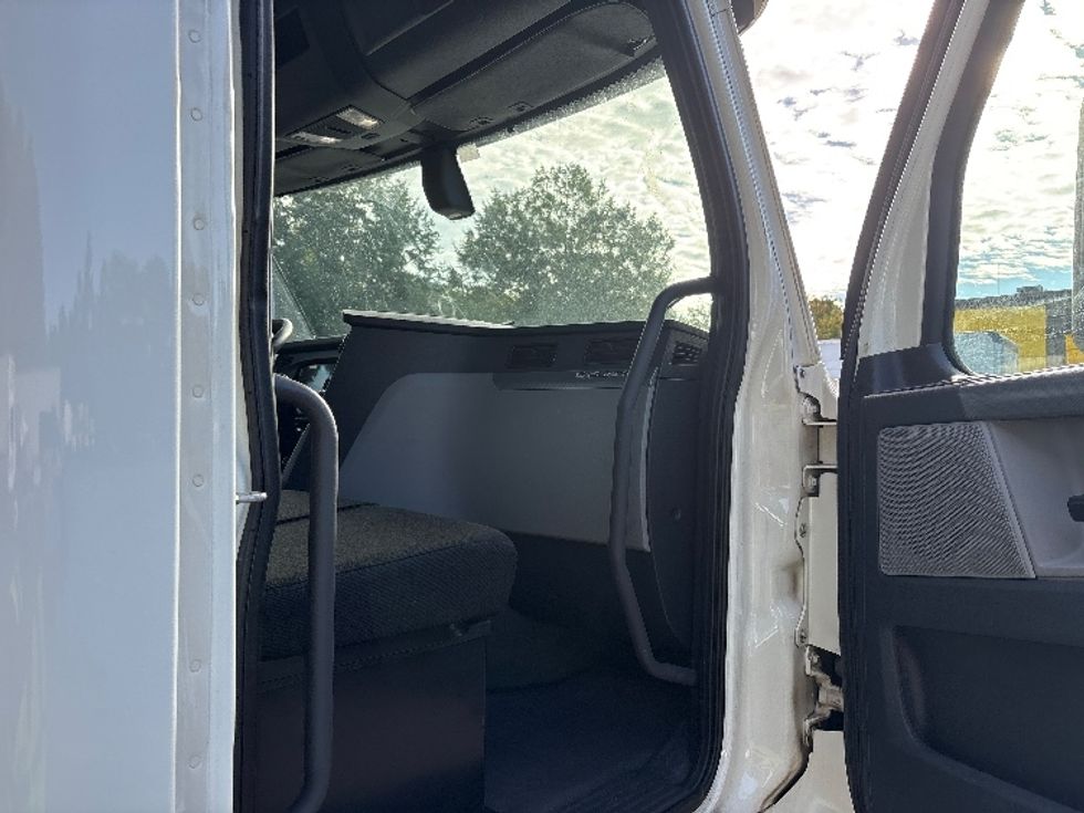 Day Cab Tractor-Heavy Duty Tractors-Freightliner-2018-T12664ST-Mebane-NC-472,417\n\t\tmiles-$ 38,500 - Image 12
