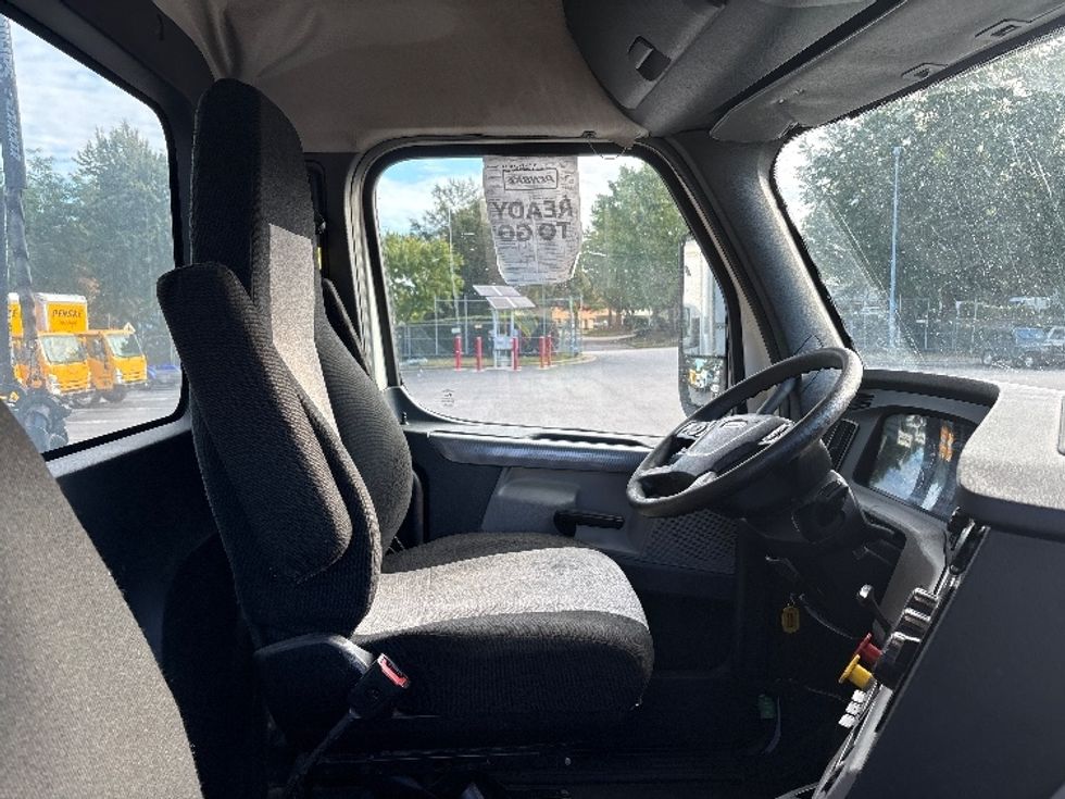 Day Cab Tractor-Heavy Duty Tractors-Freightliner-2018-T12664ST-Mebane-NC-472,417\n\t\tmiles-$ 38,500 - Image 14