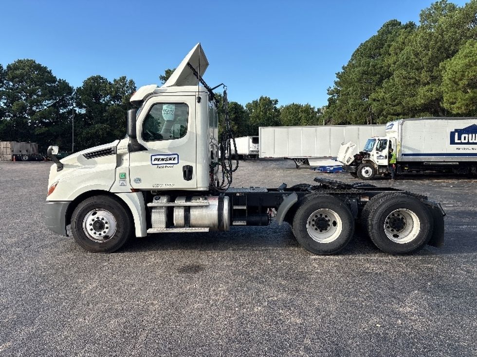 Day Cab Tractor-Heavy Duty Tractors-Freightliner-2018-T12664ST-Mebane-NC-472,417\n\t\tmiles-$ 38,500 - Image 4