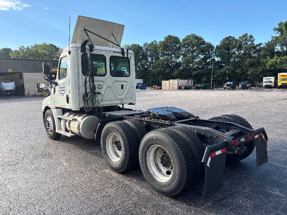 Day Cab Tractor-Heavy Duty Tractors-Freightliner-2018-T12664ST-Mebane-NC-472,417\n\t\tmiles-$ 38,500 - Image 5