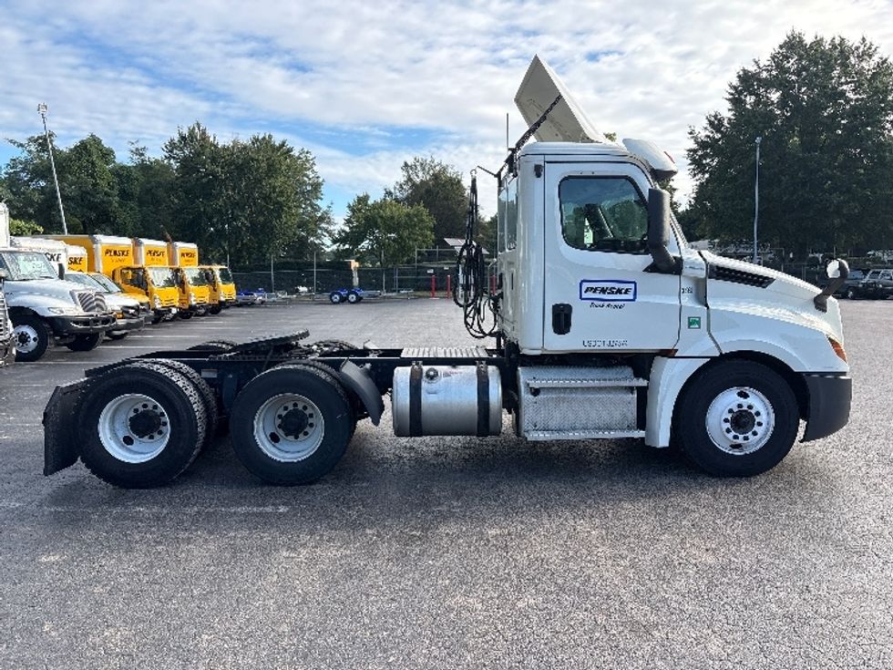 Day Cab Tractor-Heavy Duty Tractors-Freightliner-2018-T12664ST-Mebane-NC-472,417\n\t\tmiles-$ 38,500 - Image 8