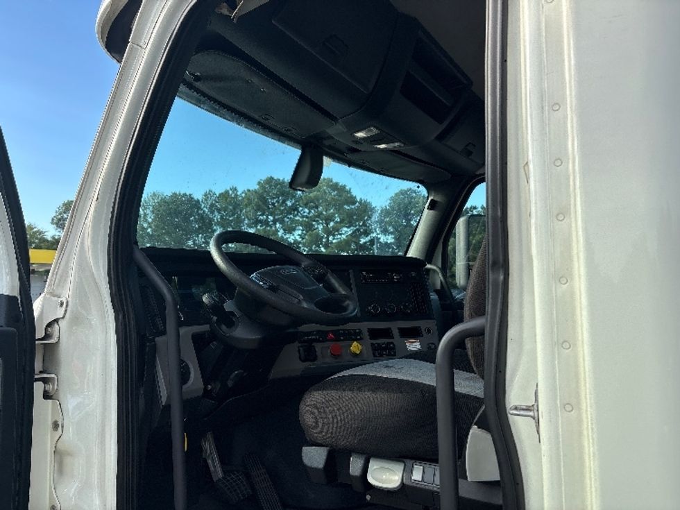 Day Cab Tractor-Heavy Duty Tractors-Freightliner-2018-T12664ST-Mebane-NC-472,417\n\t\tmiles-$ 38,500 - Image 9