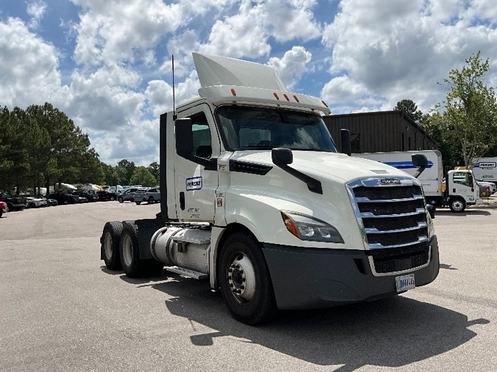 Day Cab Tractor-Heavy Duty Tractors-Freightliner-2018-T12664ST-Mebane-NC-472,564\n\t\tmiles-$ 40,500 - Image 1