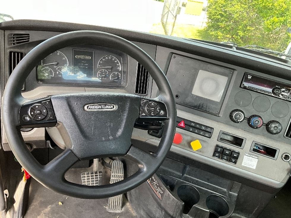 Day Cab Tractor-Heavy Duty Tractors-Freightliner-2018-T12664ST-Mebane-NC-472,564\n\t\tmiles-$ 40,500 - Image 11