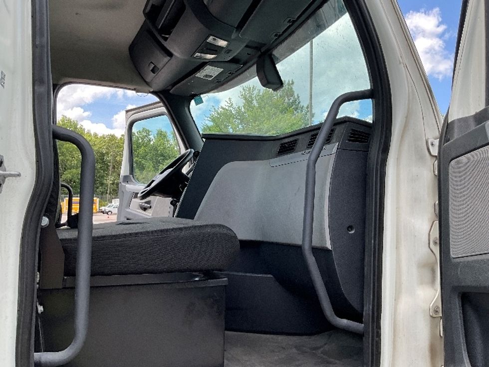 Day Cab Tractor-Heavy Duty Tractors-Freightliner-2018-T12664ST-Mebane-NC-472,564\n\t\tmiles-$ 40,500 - Image 12