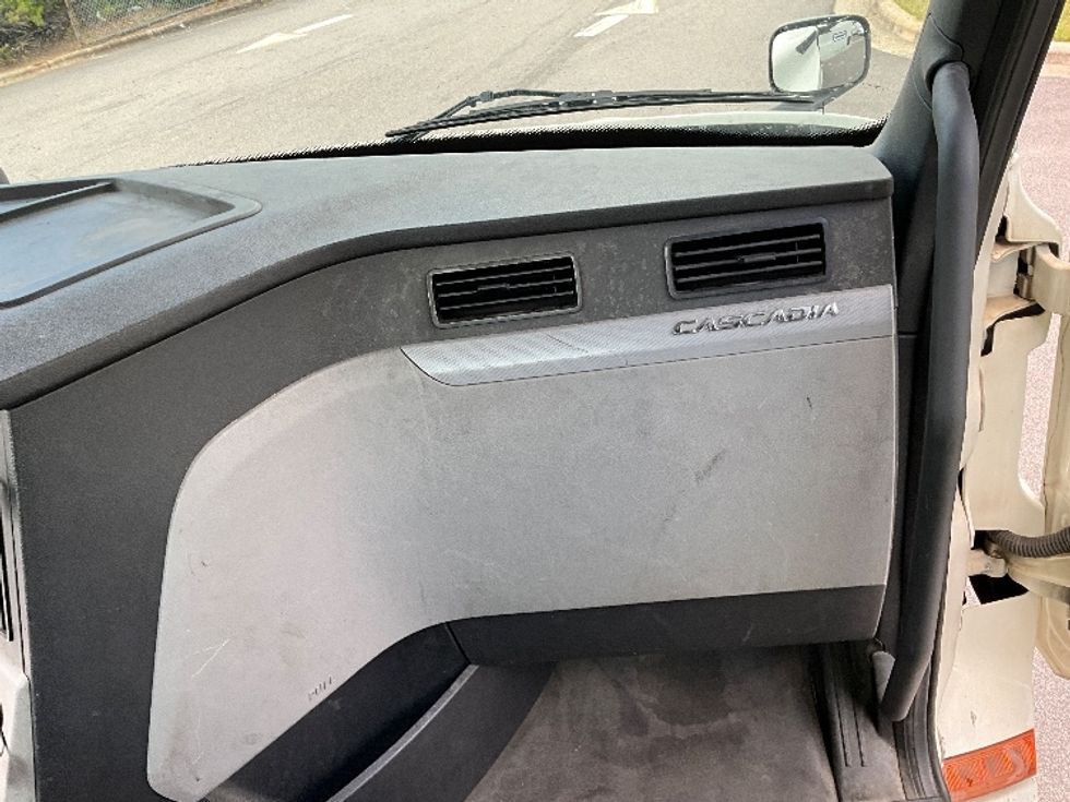 Day Cab Tractor-Heavy Duty Tractors-Freightliner-2018-T12664ST-Mebane-NC-472,564\n\t\tmiles-$ 40,500 - Image 13