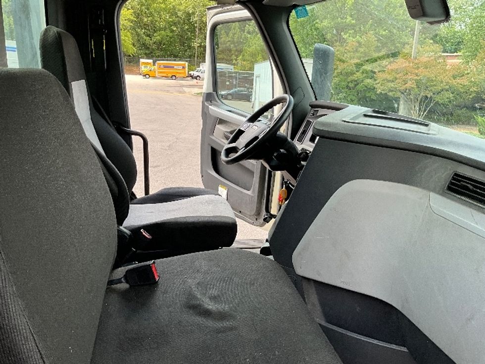 Day Cab Tractor-Heavy Duty Tractors-Freightliner-2018-T12664ST-Mebane-NC-472,564\n\t\tmiles-$ 40,500 - Image 14