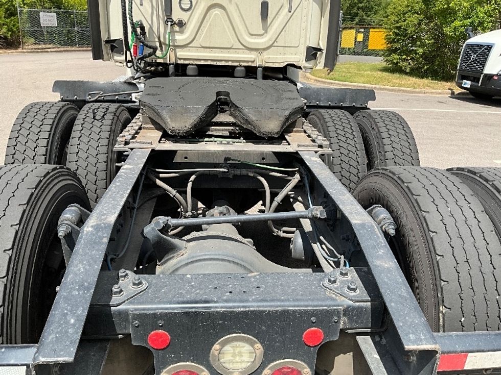 Day Cab Tractor-Heavy Duty Tractors-Freightliner-2018-T12664ST-Mebane-NC-472,564\n\t\tmiles-$ 40,500 - Image 6