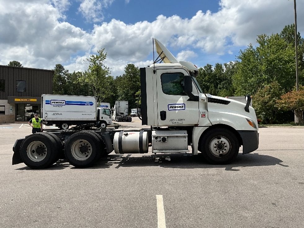 Day Cab Tractor-Heavy Duty Tractors-Freightliner-2018-T12664ST-Mebane-NC-472,564\n\t\tmiles-$ 40,500 - Image 8
