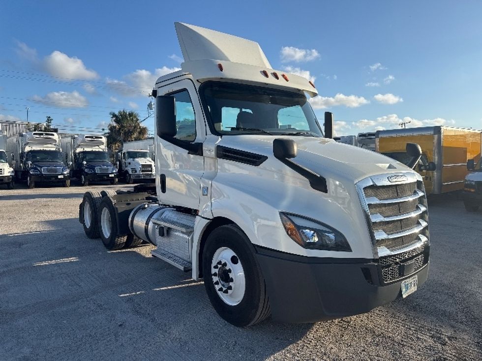 Day Cab Tractor-Heavy Duty Tractors-Freightliner-2018-T12664ST-Medley-FL-230,369\n\t\tmiles-$ 54,000 - Image 1
