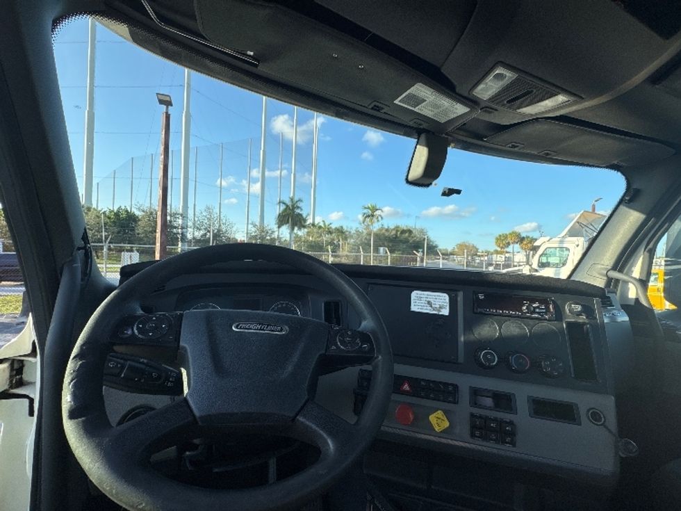 Day Cab Tractor-Heavy Duty Tractors-Freightliner-2018-T12664ST-Medley-FL-230,369\n\t\tmiles-$ 54,000 - Image 11