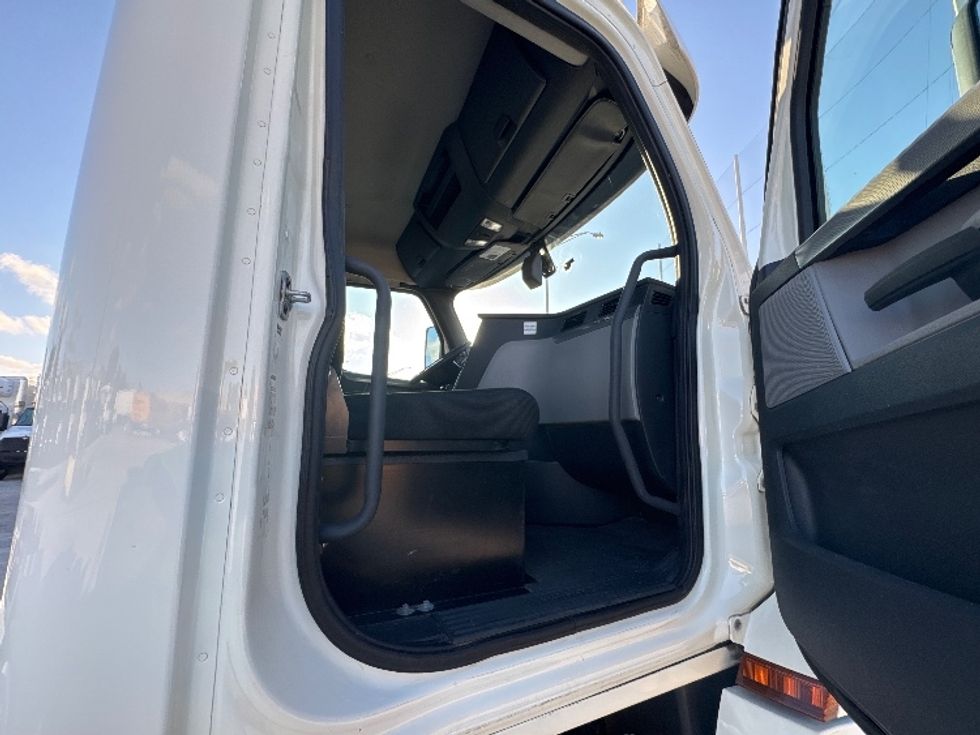 Day Cab Tractor-Heavy Duty Tractors-Freightliner-2018-T12664ST-Medley-FL-230,369\n\t\tmiles-$ 54,000 - Image 12