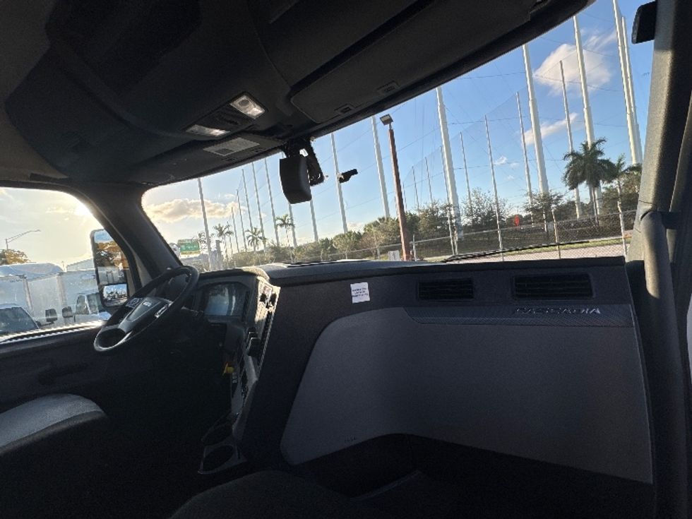 Day Cab Tractor-Heavy Duty Tractors-Freightliner-2018-T12664ST-Medley-FL-230,369\n\t\tmiles-$ 54,000 - Image 13