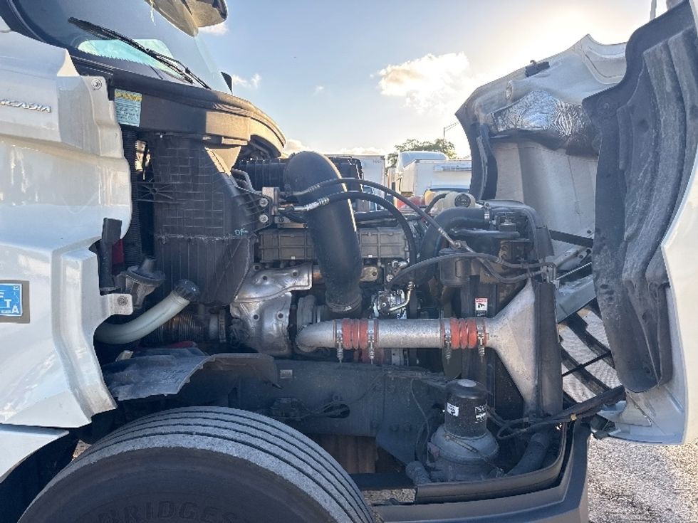 Day Cab Tractor-Heavy Duty Tractors-Freightliner-2018-T12664ST-Medley-FL-230,369\n\t\tmiles-$ 54,000 - Image 15