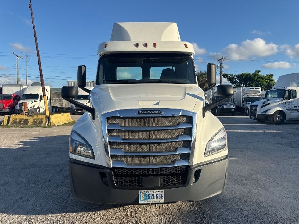 Day Cab Tractor-Heavy Duty Tractors-Freightliner-2018-T12664ST-Medley-FL-230,369\n\t\tmiles-$ 54,000 - Image 2