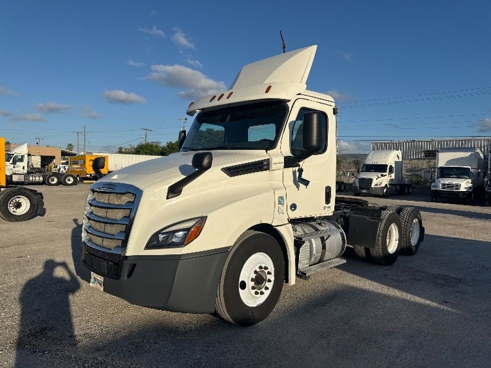 Day Cab Tractor-Heavy Duty Tractors-Freightliner-2018-T12664ST-Medley-FL-230,369\n\t\tmiles-$ 54,000 - Image 3