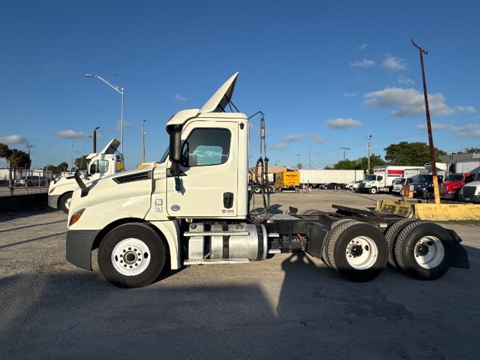 Day Cab Tractor-Heavy Duty Tractors-Freightliner-2018-T12664ST-Medley-FL-230,369\n\t\tmiles-$ 54,000 - Image 4