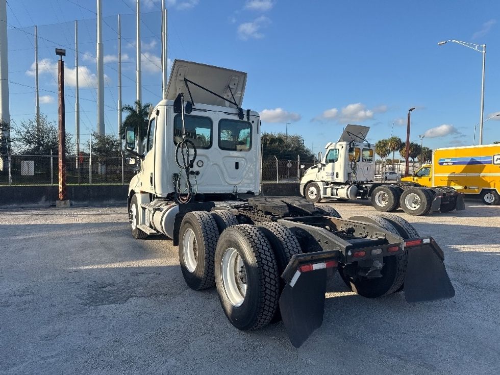 Day Cab Tractor-Heavy Duty Tractors-Freightliner-2018-T12664ST-Medley-FL-230,369\n\t\tmiles-$ 54,000 - Image 5