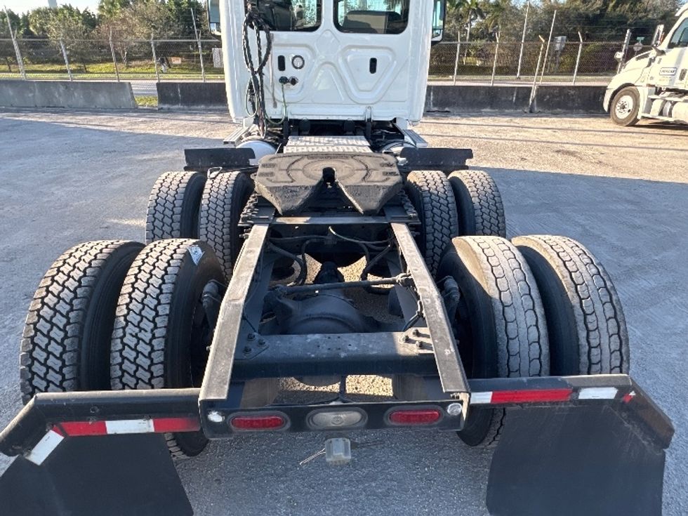 Day Cab Tractor-Heavy Duty Tractors-Freightliner-2018-T12664ST-Medley-FL-230,369\n\t\tmiles-$ 54,000 - Image 6