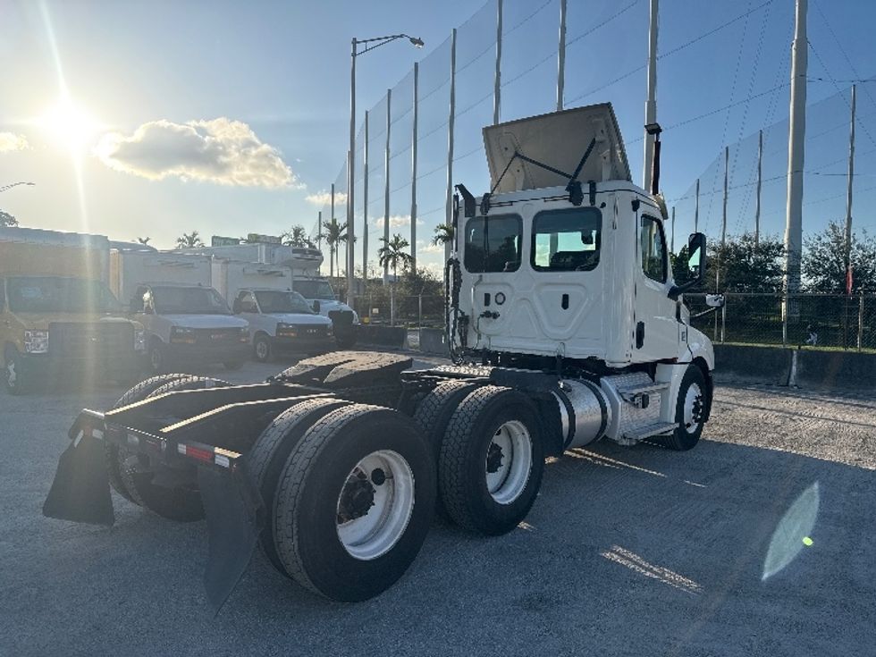 Day Cab Tractor-Heavy Duty Tractors-Freightliner-2018-T12664ST-Medley-FL-230,369\n\t\tmiles-$ 54,000 - Image 7