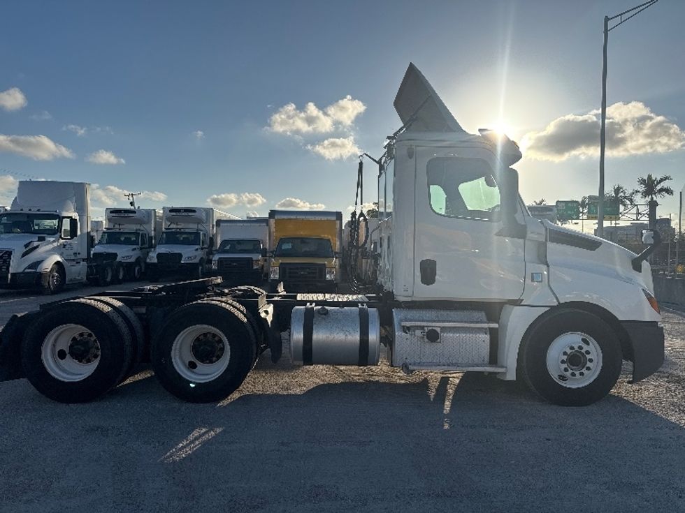 Day Cab Tractor-Heavy Duty Tractors-Freightliner-2018-T12664ST-Medley-FL-230,369\n\t\tmiles-$ 54,000 - Image 8
