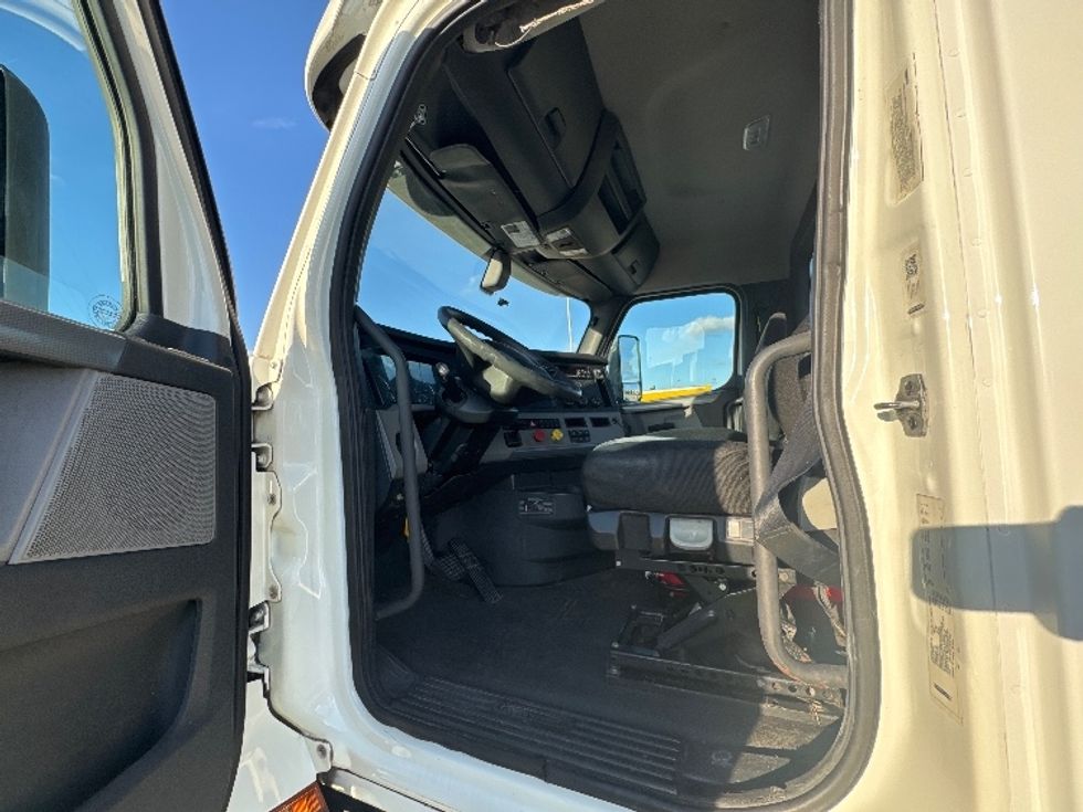 Day Cab Tractor-Heavy Duty Tractors-Freightliner-2018-T12664ST-Medley-FL-230,369\n\t\tmiles-$ 54,000 - Image 9