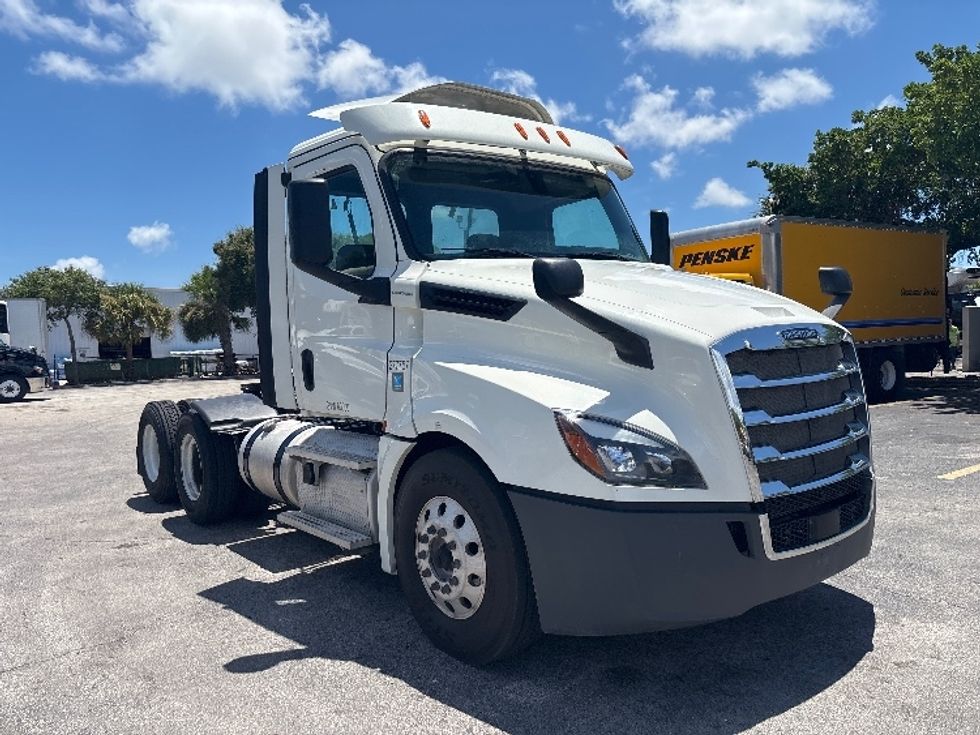 Day Cab Tractor-Heavy Duty Tractors-Freightliner-2018-T12664ST-Medley-FL-413,293\n\t\tmiles-$ 44,250 - Image 1
