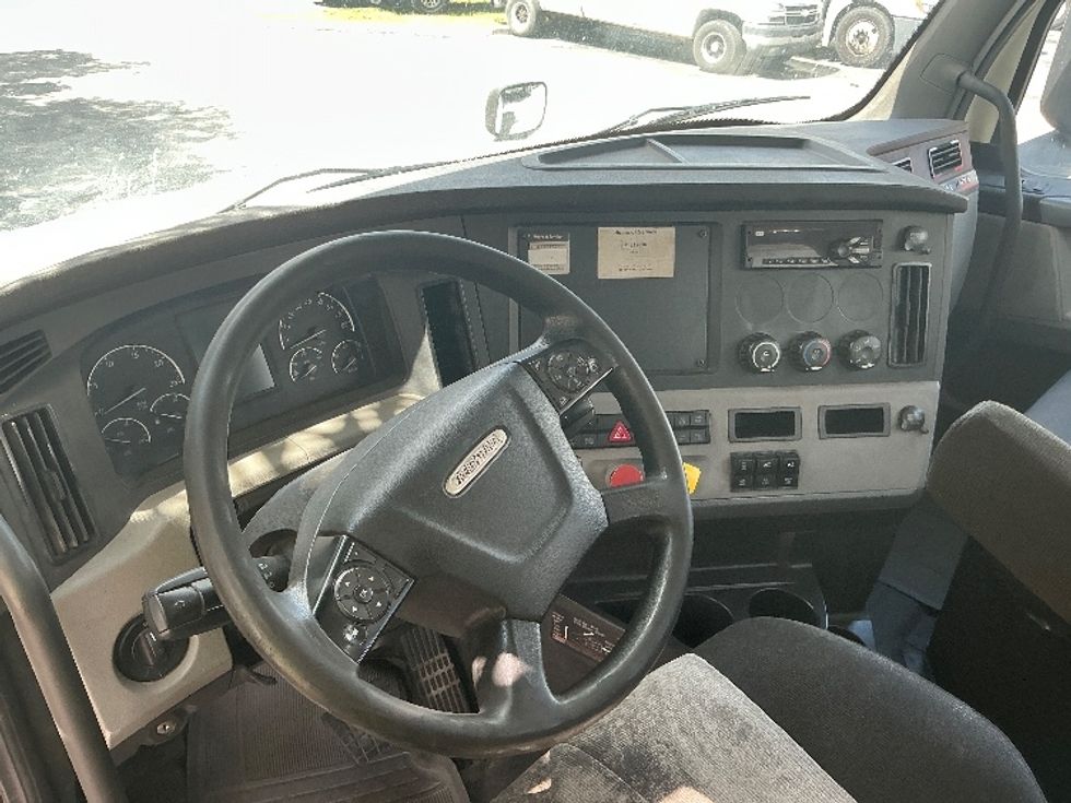 Day Cab Tractor-Heavy Duty Tractors-Freightliner-2018-T12664ST-Medley-FL-413,293\n\t\tmiles-$ 44,250 - Image 10