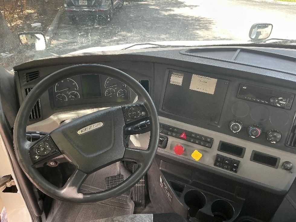 Day Cab Tractor-Heavy Duty Tractors-Freightliner-2018-T12664ST-Medley-FL-413,293\n\t\tmiles-$ 44,250 - Image 11