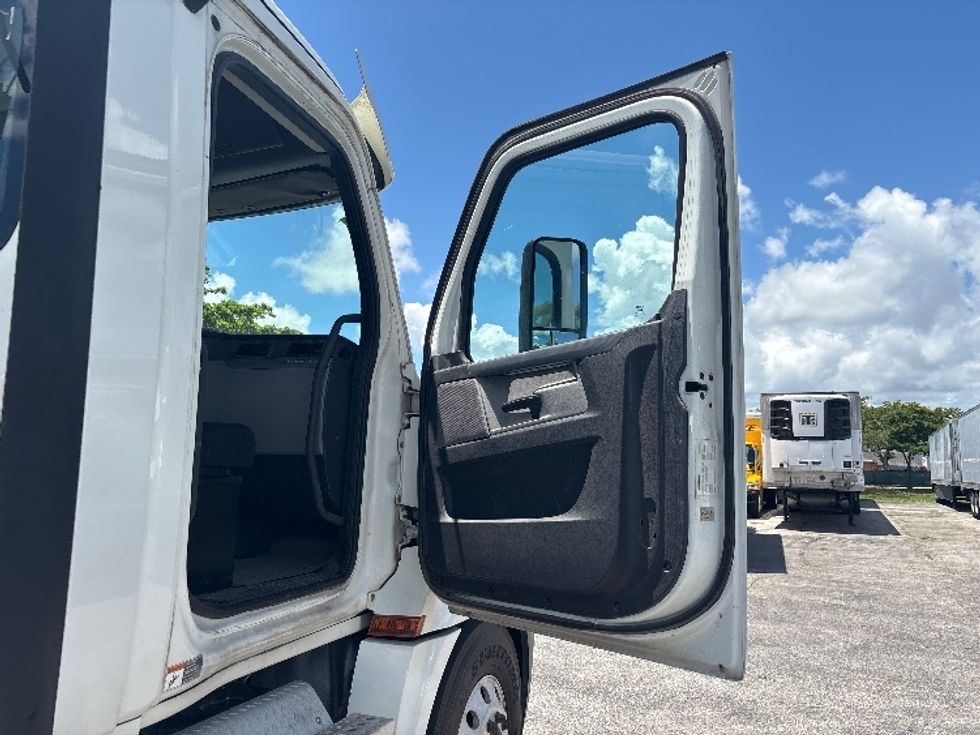 Day Cab Tractor-Heavy Duty Tractors-Freightliner-2018-T12664ST-Medley-FL-413,293\n\t\tmiles-$ 44,250 - Image 12