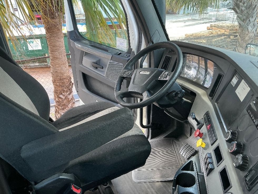 Day Cab Tractor-Heavy Duty Tractors-Freightliner-2018-T12664ST-Medley-FL-413,293\n\t\tmiles-$ 44,250 - Image 14