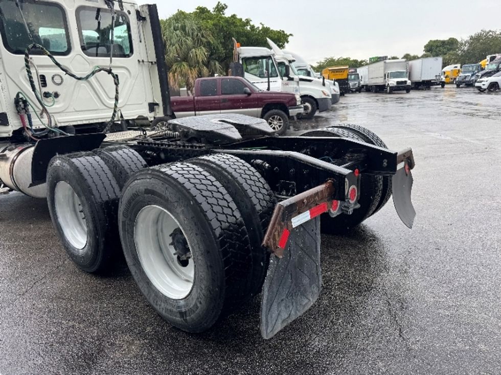 Day Cab Tractor-Heavy Duty Tractors-Freightliner-2018-T12664ST-Medley-FL-413,293\n\t\tmiles-$ 44,250 - Image 17