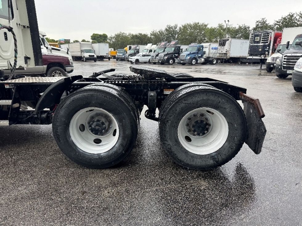 Day Cab Tractor-Heavy Duty Tractors-Freightliner-2018-T12664ST-Medley-FL-413,293\n\t\tmiles-$ 44,250 - Image 18