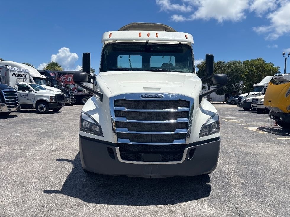 Day Cab Tractor-Heavy Duty Tractors-Freightliner-2018-T12664ST-Medley-FL-413,293\n\t\tmiles-$ 44,250 - Image 2