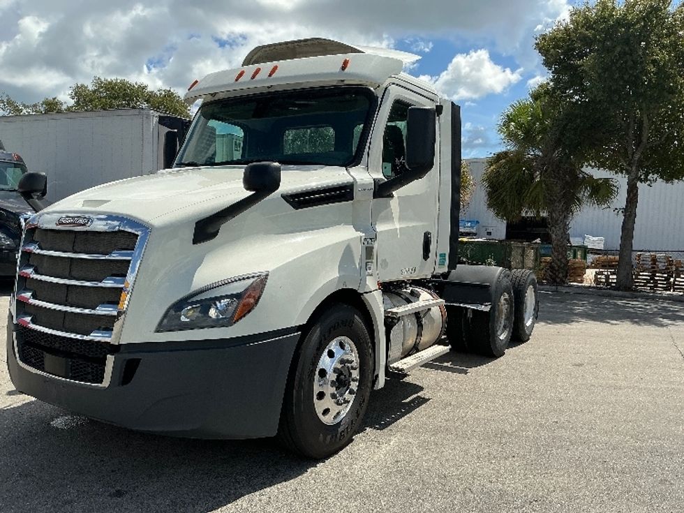 Day Cab Tractor-Heavy Duty Tractors-Freightliner-2018-T12664ST-Medley-FL-413,293\n\t\tmiles-$ 44,250 - Image 3