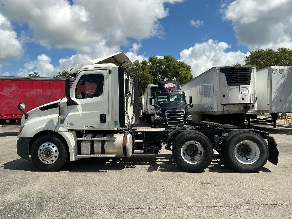 Day Cab Tractor-Heavy Duty Tractors-Freightliner-2018-T12664ST-Medley-FL-413,293\n\t\tmiles-$ 44,250 - Image 4