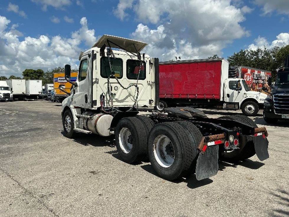 Day Cab Tractor-Heavy Duty Tractors-Freightliner-2018-T12664ST-Medley-FL-413,293\n\t\tmiles-$ 44,250 - Image 5