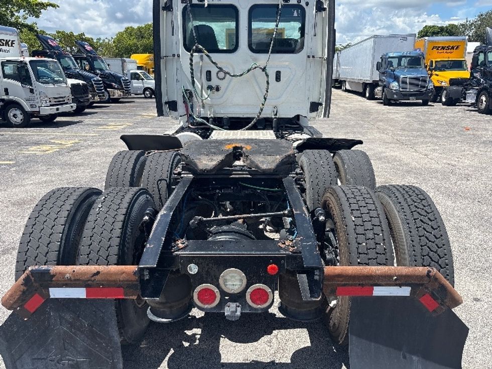 Day Cab Tractor-Heavy Duty Tractors-Freightliner-2018-T12664ST-Medley-FL-413,293\n\t\tmiles-$ 44,250 - Image 6